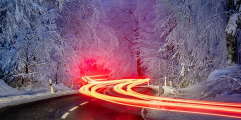 Οδηγώντας σε χιονισμένο τοπίο στη Γερμανία 