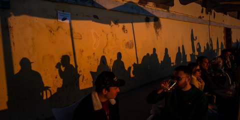 Πίνοντας μπύρες στην ταράτσα, μπροστά στον ήλιο που δύει στη θάλασσα, στην Καντίζ της Ισπανίας 