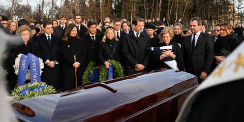 Ένα κεφάλαιο της ελληνικής Ιστορίας έκλεισε και τυπικά με την ταφή του τέως βασιλιά Κωνσταντίνου