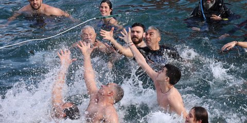 Ηράκλειο Κρήτης, Θεοφάνια: Όλη η ένταση της προσπάθειας να πιάσουν το σταυρό σε ένα ενσταντανέ 