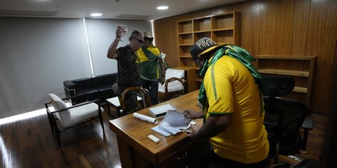 Οπαδοί του Μπολσονάρου στη Βραζιλία καταστρέφουν κυβερνητικά γραφεία 