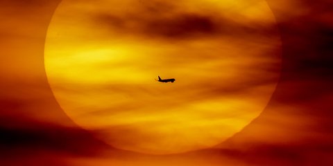 Αεροπλάνο ταξιδεύει με φόντο τον ανατέλλοντα ήλιο στη Φρανκφούρτη της Γερμανίας