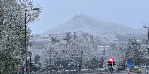 Το χιόνι στην Αθήνα κρύβει το Λυκαβηττό