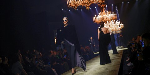 Μοντέλα με δημιουργίες Saint Laurent στην έκθεση Fall/Winter 2023-2024 στο Παρίσι