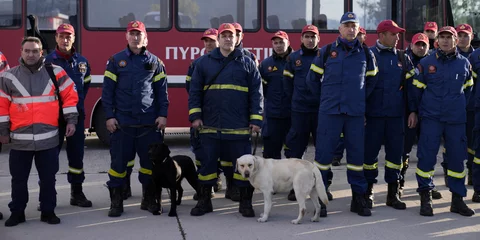 Μέλη της ομάδας της ΕΜΑΚ που έστειλε η Ελλάδα στη σεισμόπληκτη Τουρκία
