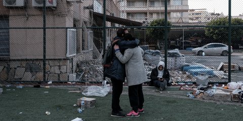 Ένα ζευγάρι αγκαλιάζεται θρηνώντας για την τραγωδία στην Τουρκία 