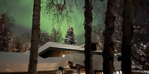 Μαγεία: Το βόρειο πολικό Σέλας πάνω από σπίτι στο Άνκορατζ της Αλάσκα