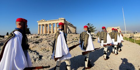 Η έπαρση της σημαίας στην Ακρόπολη για την εθνική επέτειο της 25ης Μαρτίου 
