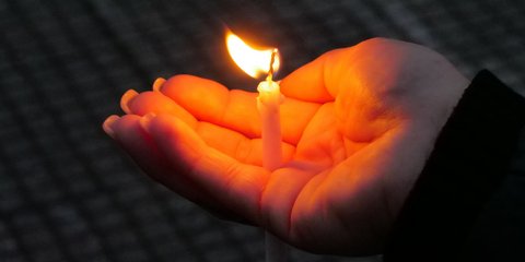 Ένα κερί στη μνήμη των νεκρών του τρομακτικού δυστυχήματος στα Τέμπη 