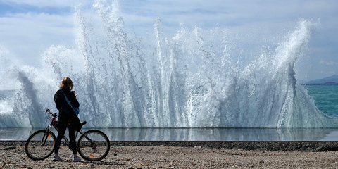 Κυματισμός στην παραλία του Φλοίσβου 