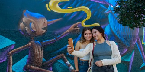 Μεξικό: Δύο νεαρές τραβούν σέλφι μπροστά από γκράφιτι της ταινίας Πινόκιο του Γκιγιέρμο ντελ Τόρο\