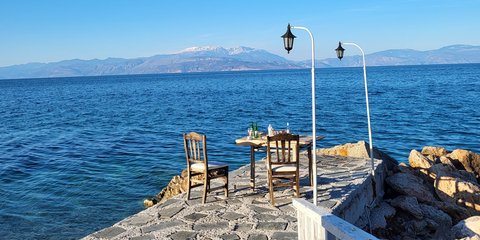 Ένα ταβερνάκι με θέα το απέραντο γαλάζιο και καλή παρέα