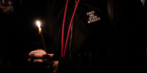 «Πάρε με όταν φτάσεις»: Το σύνθημα-ανατριχίλα στην σιωπηρή συγκέντρωση στο Σύνταγμα για τα θύματα των Τεμπών 