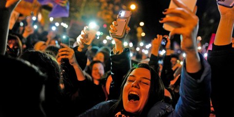 Κωνσταντινούπολη: Νεαρές Τουρκάλες στους δρόμους με τσαντόρ και κινητά, για την Ημέρα της Γυναίκας