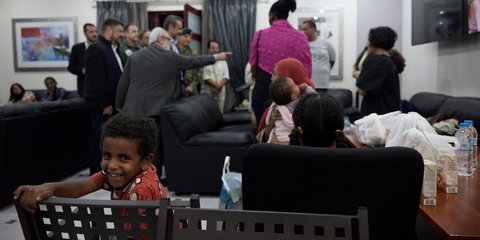 Όλα η ευτυχία στο χαμόγελο του πιτσιρίκου που διασώθηκε από τον εμφύλιο στο Σουδάν 