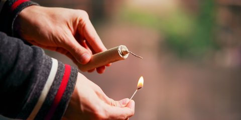 Κροτίδα στα χέρια άνδρα