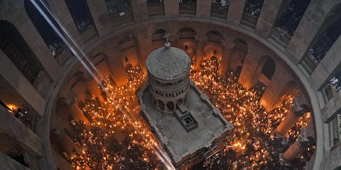 Φαντασμαγορική η τελετή αφής του Αγίου Φωτός στην Ιερουσαλήμ