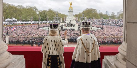 Ο βασιλιάς Κάρολος και η βασίλισσα Καμίλα στο μπαλκόνι του Μπάκιγκχαμ