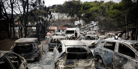 Καμένα αυτοκίνητα από τη φωτιά στο Μάτι