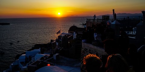 Προκαταβολή καλοκαιριού: Ένα ανοιξιάτικο ηλιοβασίλεμα στην Οία της Σαντορίνης