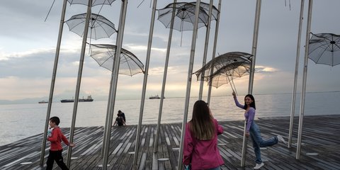 Γλυκό απόγευμα στη νέα παραλία Θεσσαλονίκης στις ομπρέλες του Ζογγολόπουλου