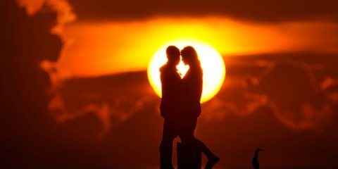 ΗΠΑ: Ένα ζευγάρι απολαμβάνει αγκαλιά την ανατολή του ήλιου στον Ατλαντικό