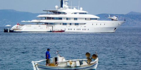 Καλοκαιρινές στιγμές. Μια θαλαμηγός και μία ψαρόβαρκα στα ανοιχτά