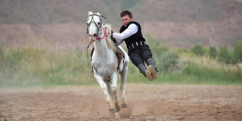 Οι εντυπωσιακές ικανότητες ιππέα στο Κιργιστάν στο περιθώριο της Συνόδου ΕΕ-Κ. Ασίας