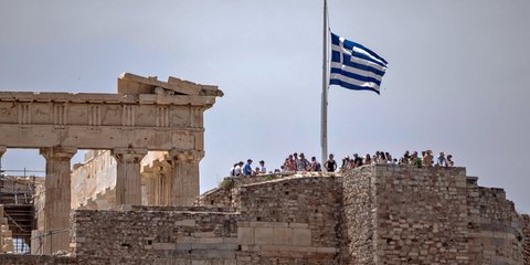 Μεσίστια η σημαία στην Ακρόπολη λόγω του τριήμερου εθνικού πένθους για το ναυάγιο ανοικτά της Πύλου