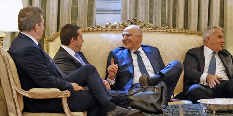 Χαλάρωση και χαμόγελα για Δένδια, Μηταράκη, Βορίδη, Χρυσοχοΐδη πριν την ορκωμοσία του νέου υπουργικού