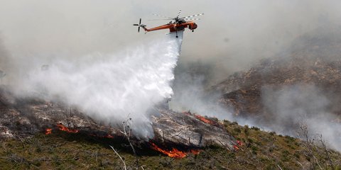 Ελικόπτερο της Πυροσβεστικής κάνει ρίψη νερού