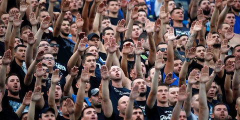 Οι σκληροί χούλιγκαν της Ντιναμό χαιρετούν ναζιστικά