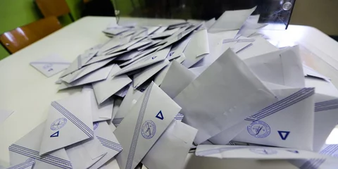 Φάκελοι με ψηφοδέλτια για τις δημοτικές εκλογές