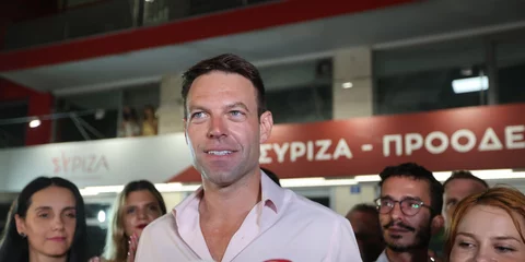 Ο Στέφανος Κασσελάκης έξω από τα γραφεία του ΣΥΡΙΖΑ στην Κουμουνδούρου
