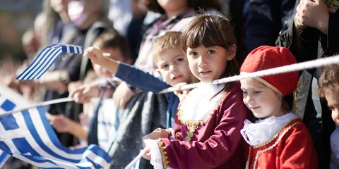 28η Οκτωβρίου επέτειος του ΟΧΙ παιδιά με σημαίες τσολιάδες τσολιαδάκια στην παρέλαση