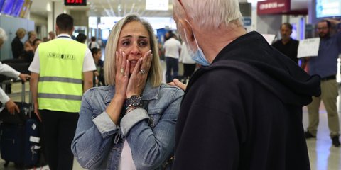 Φρίκη και αγωνία αποτυπωμένα στο βλέμμα αυτής της γυναίκας που γλίτωσε από τις θηριωδίες της Χαμάς στο Ισραήλ