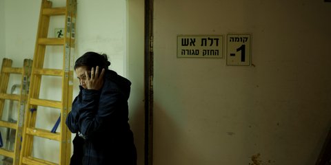 Ο τρόμος σε καταφύγιο για Ισραηλινή την ώρα που πέφτουν ρουκέτες της Χαμάς