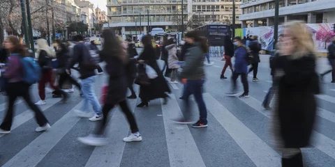 κόσμος περπατάει στο κέντρο της Αθήνας στο Σύνταγμα