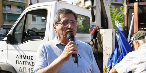 Κώστας Πελετίδης δήμαρχος Πάτρας μιλάει σε μικρόφωνο
