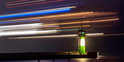 Νυχτερινή μαγεία: Ένα φέρι μποτ προσπερνά φάρο στη Γερμανία 