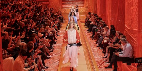 Μοντέλα παρουσιάζουν τις δημιουργίες της Louis Vuitton για Άνοιξη/Καλοκαίρι στο Παρίσι 