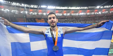 Μίλτος Τεντόγλου χρυσό μετάλλιο στο Παγκόσμιο Βουδαπέστη ελληνική σημαία πανηγυρίζει χαμογελάει