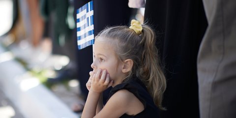 28η Οκτωβρίου: Η ιστορική μνήμη μέσα από τα μάτια ενός μικρού κοριτσιού στην παρέλαση 