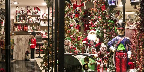 Ακόμη δεν έφτασε η 28η Οκτωβρίου και κάποιοι στόλισαν ήδη.. Χριστουγεννιάτικα! 