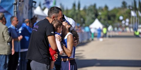 H Γκλόρια Πριβιλέτζιο, η Eλληνίδα που τερμάτισε τρίτη στις γυναίκες στον 40ο Αυθεντικό Μαραθώνιο της Αθήνας, στιγμές μετά τον τερματισμό της στην αγκαλιά του συζύγου της/sooc