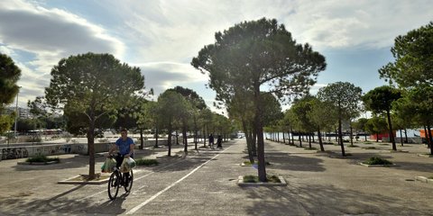 Μια φθινοπωρινή λιακάδα δίπλα στη θάλασσα 