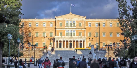 κόσμος περπατάει στο κέντρο της Αθήνας στο Σύνταγμα