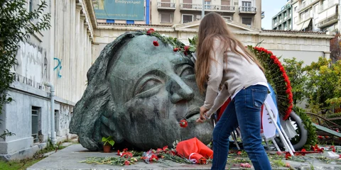 Πολυτεχνείο 17 Νοέμβρη γαρύφαλλο μνημείο