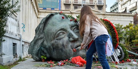 Πολυτεχνείο 17 Νοέμβρη γαρύφαλλο μνημείο