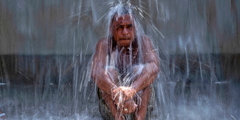 Ένας άνδρας βρίσκει δροσιά σε συντριβάνι από το κύμα καύσωνα που πλήττει το Ρίο ντε Τζανέιρο